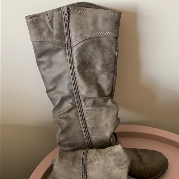 Taupe under knee flat boots - Picture 4 of 4